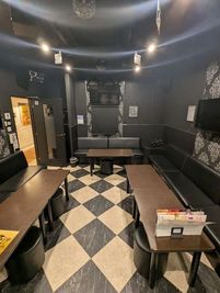 カラオケ コート・ダジュール伊丹昆陽店 ブラックパーティールームの室内の写真