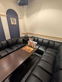 カラオケ コート・ダジュール伊丹昆陽店 デュアルルームの室内の写真