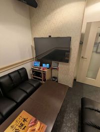 カラオケ コート・ダジュール伊丹昆陽店 デュアルルームの室内の写真