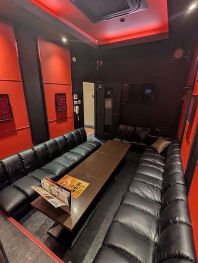 カラオケ コート・ダジュール伊丹昆陽店 ライブルームの室内の写真