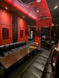 カラオケ コート・ダジュール伊丹昆陽店 ライブルームの室内の写真