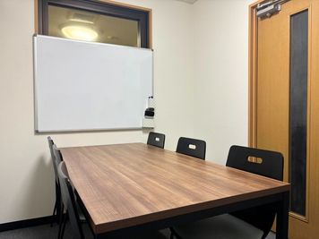 Leaf京都南（小会議室） 貸会議室小 【 Leaf京都南 】の室内の写真