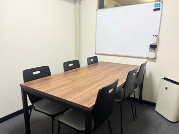 Leaf京都南（小会議室） 貸会議室小 【 Leaf京都南 】の室内の写真