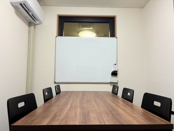 Leaf京都南（小会議室） 貸会議室小 【 Leaf京都南 】の室内の写真