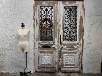 エントランス：
アンティークドアがインパクト大のエントランス。 - ヴィンテージ撮影スタジオ DOT2（ドットツー）の入口の写真
