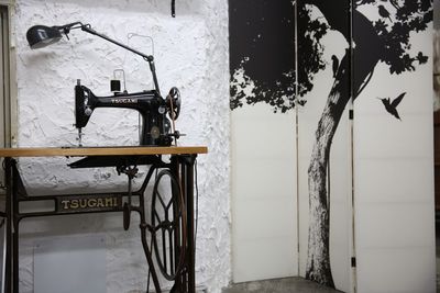 ルーム2：
本物の足踏みミシンです。アンティークものです。
「木と鳥のパーテンション」もお使いいただけます。 - ヴィンテージ撮影スタジオ DOT2（ドットツー）の室内の写真