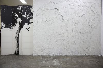 ルーム2：
モルタルのアンティーク調の白壁です。
横約2.4ｍ、高さ約2.2ｍです。 - ヴィンテージ撮影スタジオ DOT2（ドットツー）の室内の写真