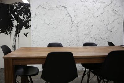 ルーム2：
アンティーク調の6人掛けダイニングテーブルと7脚の椅子があります。打ち合わせやワーキングスペース。軽い飲食も可能です。 - ヴィンテージ撮影スタジオ DOT2（ドットツー）の室内の写真