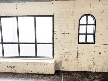 ルーム3（撮影スタジオ内）：
レンガをアイボリーに塗っています。自然光も入ります。 - ヴィンテージ撮影スタジオ DOT2（ドットツー）の室内の写真