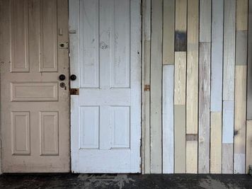 ルーム3（撮影スタジオ内）：
撮影スタジオ内の入り口と1背景。 - ヴィンテージ撮影スタジオ DOT2（ドットツー）の室内の写真