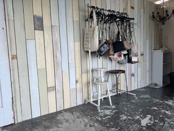 ルーム3（撮影スタジオ内）：
こちらは横約5.7ｍ。高さは約2.2ｍビンテージウッドの背景です。 - ヴィンテージ撮影スタジオ DOT2（ドットツー）の室内の写真