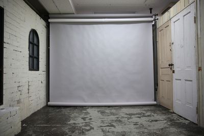 ルーム3（撮影スタジオ内）：
グレーの背景紙。 - ヴィンテージ撮影スタジオ DOT2（ドットツー）の室内の写真