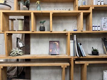 通路：
1つ1つコの字型の木の棚を重ねて、複雑な造形の棚を作っています。この背景もかなり映えます。 - ヴィンテージ撮影スタジオ DOT2（ドットツー）の室内の写真