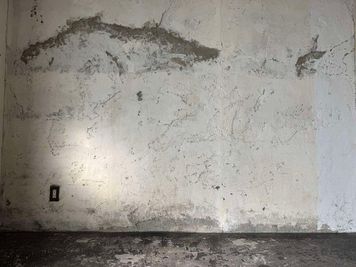 ルーム3（撮影スタジオ内）：
アンティーク調のモルタル淡いアイボリー系の背景。ホワイトとグレーの2種類の背景紙あり。 - ヴィンテージ撮影スタジオ DOT2（ドットツー）の室内の写真