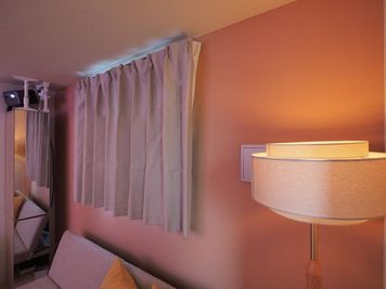 ライティング撮影やプロジェクターご利用時は遮光カーテンを閉めれば外光をかなり遮断できます。 - スタジオボン　 スタジオボン　大須　の室内の写真