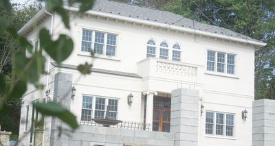 森と川に囲まれた静かな英国洋館。非日常を感じるロケーション - 西洋館地球屋 英国洋館スタジオ 地球屋の外観の写真