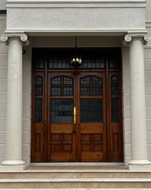 英国教会で使われていた3メートル超のアンティークドア。撮影にも映える重厚な佇まいです。 - 西洋館地球屋 英国洋館スタジオ 地球屋の入口の写真