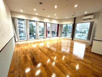駅チカ！ガラス張りの明るいスペース！着席10名程度可能。 - DREAM SPACE ARATAMA【A】 DREAM SPACE ARATAMA Room Aの室内の写真