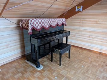 レンタルスペースらいか 屋根裏ワンフロアのピアノがあるスペースの設備の写真