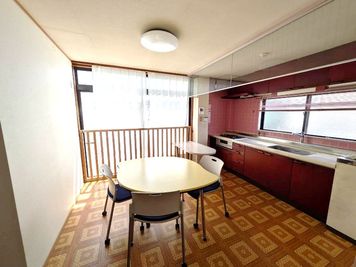 キッチン部分以外に3部屋あります。 畳のある部屋などお好きな部屋をお使いいただけます。 - レンタルスペースらいか