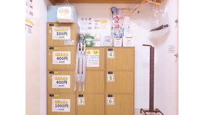 クローゼット内に有料レンタルタオルや無料のアイテムが入っています✨
無料のペーパーシーツやフェイスペーパーもこちらにございます✨ - 北千住レンタルスペース＆サロン　IREMIA【イレミア】の室内の写真