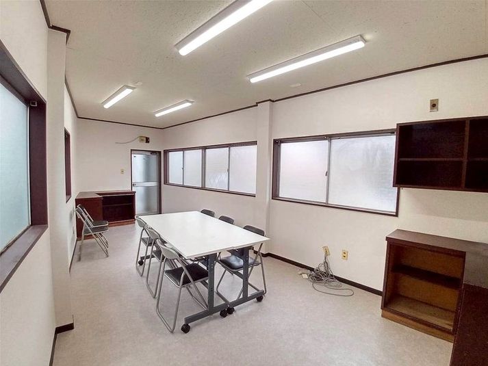 天井・床・クロス張替済です。作り付けの棚は昔のままでレトロです。 - 中区役所前201事務所 中区所前2階のコスパ抜群ルーム★彡の室内の写真