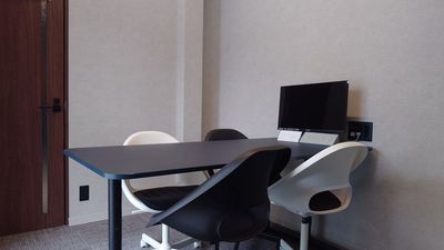 オフィス１は定員MAX４席の個室です。
壁付けのディスプレイモニターをご利用いただけます。 - YAMATO BASE 大和西大寺 オフィス（WEST） 【～4名】オフィス1☆高速Wi-Fi無料！オフィスワークに最適の室内の写真