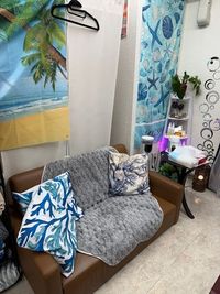 室内はハワイをイメージしたインテリアを配置しております。 - レンタルサロンLAKISPA プライベートサロンLAKISPAの室内の写真