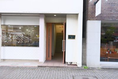 こちらの入口より4階へ - studio inai 名古屋  studio inai 名古屋 新栄の入口の写真