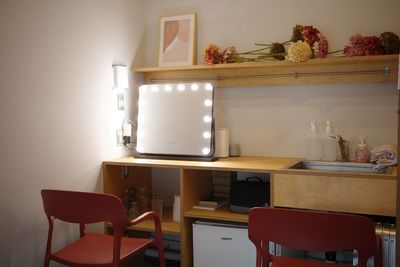 ライト付きミラー｜メイクスペース - studio inai 名古屋  studio inai 名古屋 新栄の室内の写真