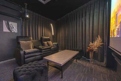 サイコロのようなイスを並べて、最大4人でコンテンツを楽しめちゃう👀 - 486_SpemoCINEMA秋葉原Theatre1 レンタルスペースの室内の写真