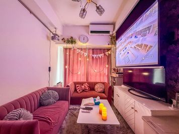 【大画面プロジェクター】 お部屋が映画館に早変わり！迫力の映像を楽しめます - 【THEATER川崎】 川崎駅徒歩4分｜推し活・ボドゲ・パーティー ｜貸切[81]の室内の写真