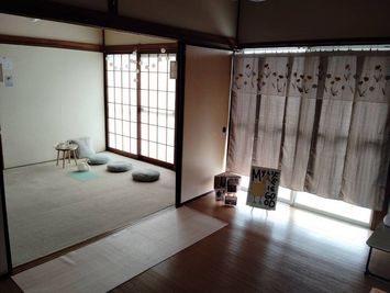 絨毯の部屋の電気は電球をまわすとつきます - 八幡一丁目バス停すぐ　グリーンハイム　アパート6畳二間 八幡一丁目バス停すぐ便利　アパート6畳二間の室内の写真