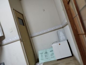 冷蔵庫、電子レンジ、トースター、炊飯器あり、ガス台はありません - 八幡一丁目バス停すぐ　グリーンハイム　アパート6畳二間 八幡一丁目バス停すぐ便利　アパート6畳二間の室内の写真