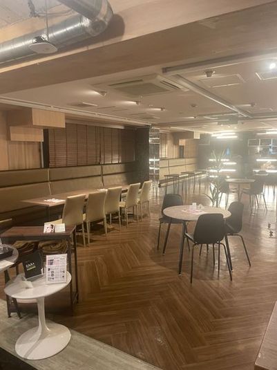 広々としたソファ席。4人掛けの丸テーブルも多数 - カフェ（プロマール）レンタル利用 赤坂「マルチベース」（多目的レンタルスペース）の室内の写真