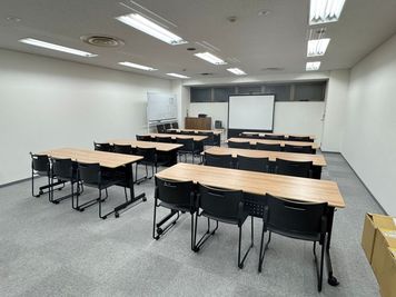 レイアウト・セミナー形式（3人掛け×8テーブルの例） - レンタルスペース「E-Place」 E-Place｜八丁堀の街ナカ便利レンタルスペースの室内の写真