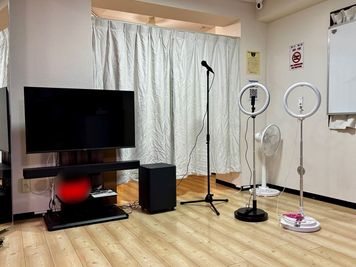 LED付スマホスタンド×2（白と黒）。
マイクスタンド×１。
テレビ、スピーカーとウーファー、人気ゲーム機。 - 新宿ミネルバビル 東新宿歌舞伎町のだんだだん【3F】Dance the Danceの室内の写真