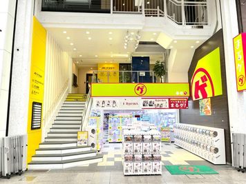 まるゲさんの横の階段を上がって、ホールは3階です - 高知市帯屋町 オビヤギルド 帯屋町の中心にある貸しホールの外観の写真