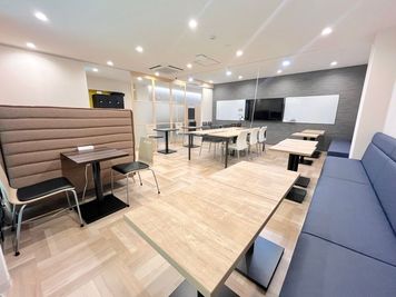 高知市帯屋町 オビヤギルド 高知市帯屋町のコワーキングスペース【オビヤギルド】の室内の写真