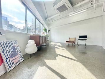 ヴィンテージビルの2階、65平米の広々とした空間に設けられた窓から多彩な自然光が降り注ぎます。 - nume studio 【Midcentury | Vintage Furniture】の室内の写真