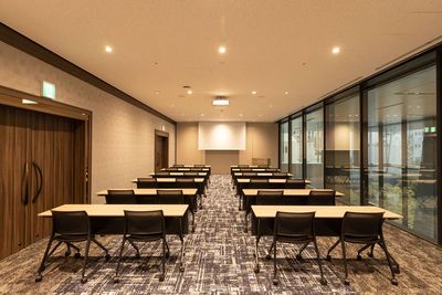【11～1月限定！特別価格】スクリーンも備わっており、20-30 名規模の会議・セミナーに最適なお部屋です。 - 大名カンファレンス
