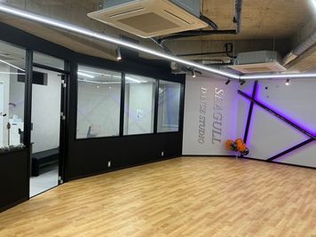 スペース内 ガラス張り - シーガルダンススタジオ門前仲町 シーガルダンススタジオ門前仲町校の室内の写真