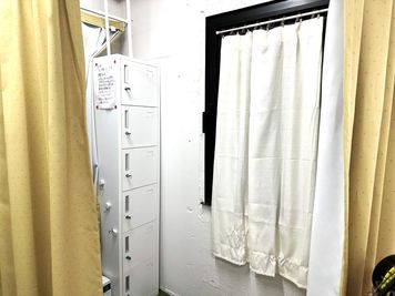 更衣室 - ST-STAGE阿佐ヶ谷ジム 【撮影歓迎】リング・大鏡完備 ST-STAGE阿佐ヶ谷の設備の写真