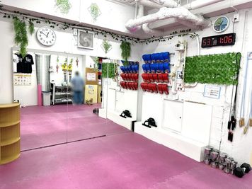 全面鏡 - ST-STAGE阿佐ヶ谷ジム 【撮影歓迎】リング・大鏡完備 ST-STAGE阿佐ヶ谷の室内の写真