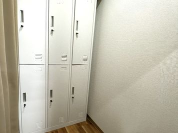 更衣室 - ST-STAGE阿佐ヶ谷ジム 【撮影歓迎】リング・大鏡完備 ST-STAGE阿佐ヶ谷の設備の写真
