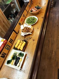 カウンターに持ち込んだ食事を並べてる様子 - 海鮮居酒屋浜焼きかいちゃんの室内の写真