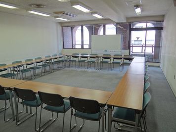 ロの字形式3名掛30名様 - 広島YMCA国際文化センター 貸会議室　405号室の室内の写真