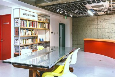 メインフロアからエントランス側 - Studio ART SCHOOL  U Studio ART SCHOOL Uの入口の写真