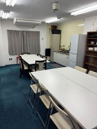 6人掛けのテーブル2台に加え、予備のテーブルと椅子を出すことも可能です。 - 深江ビル ファミマの真上にあるレンタルスペース！深江ビル３０２の室内の写真