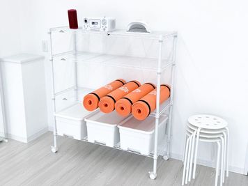 細かい備品は棚に収納してあります。 - レンタルスタジオ　otorina　高崎 安くて綺麗で駅から近いレンタルスタジオ！様々な用途で利用可能！の設備の写真